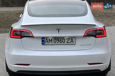Седан Tesla Model 3 2022 в 