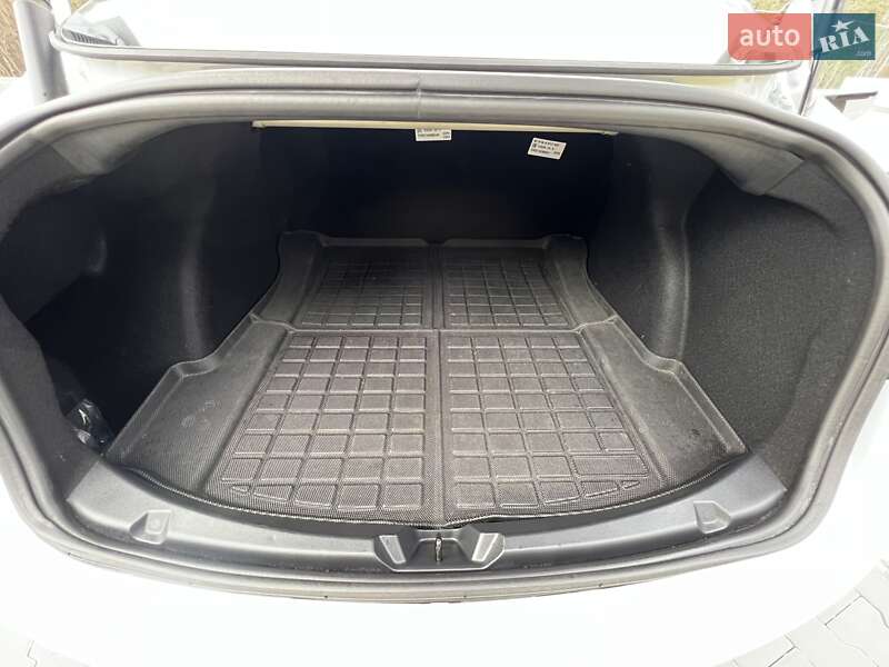 Седан Tesla Model 3 2022 в Коростені