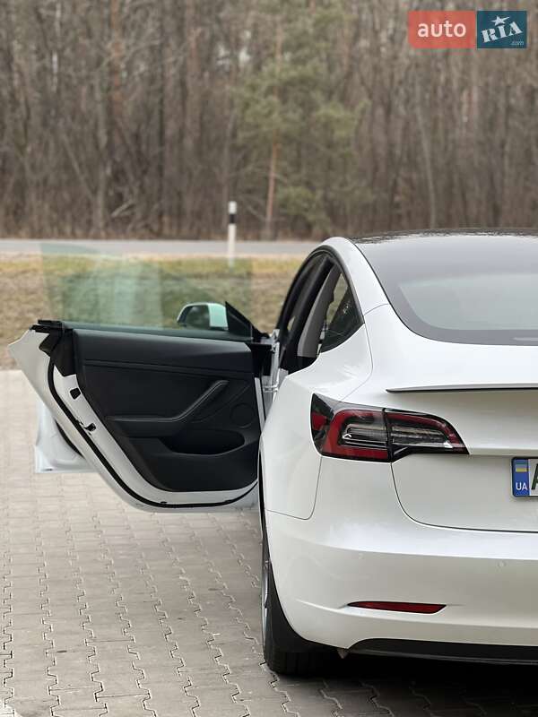 Седан Tesla Model 3 2022 в Коростені