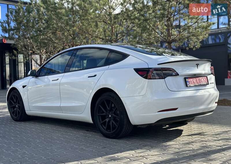 Седан Tesla Model 3 2022 в Ровно