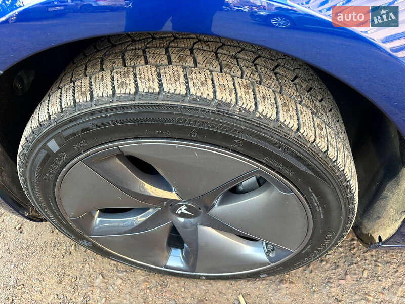 Седан Tesla Model 3 2020 в Чернівцях