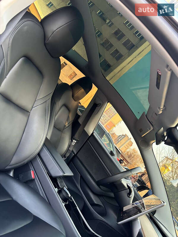 Седан Tesla Model 3 2020 в Чернівцях
