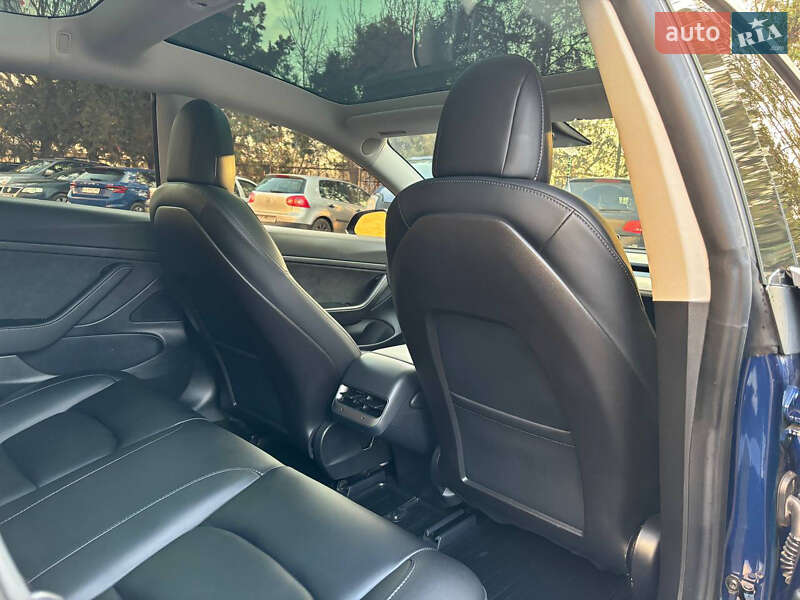 Седан Tesla Model 3 2020 в Чернівцях