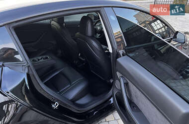 Седан Tesla Model 3 2022 в 