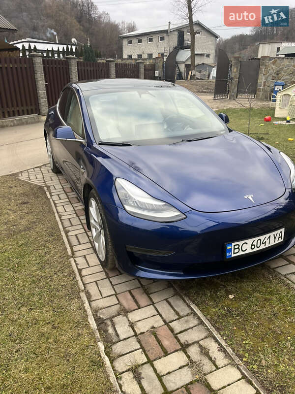 Седан Tesla Model 3 2019 в Львове
