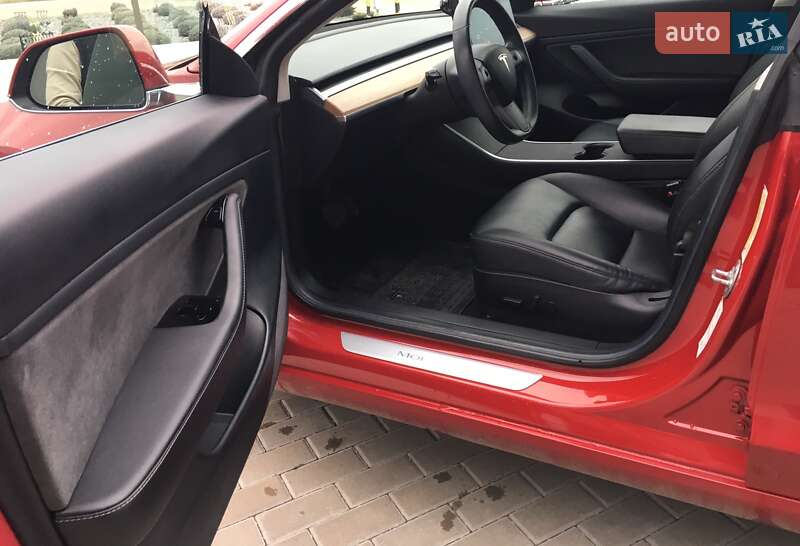 Седан Tesla Model 3 2018 в Буске