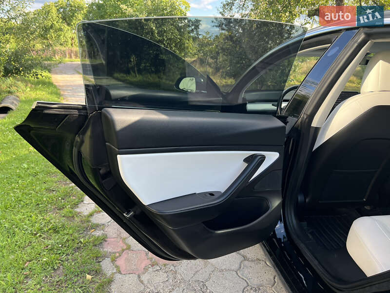 Седан Tesla Model 3 2018 в Долине