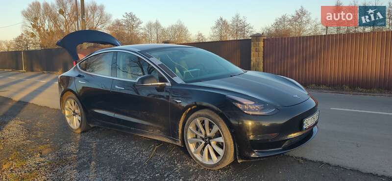 Седан Tesla Model 3 2018 в Львове