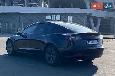 Седан Tesla Model 3 2022 в 