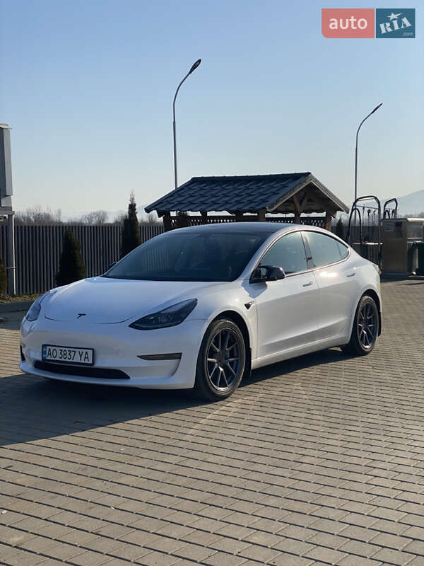 Седан Tesla Model 3 2021 в 