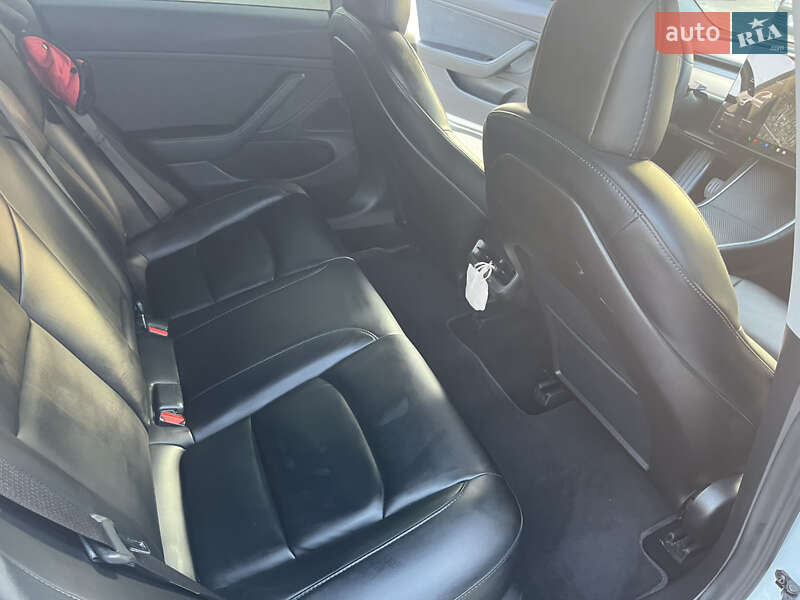 Седан Tesla Model 3 2019 в Львове