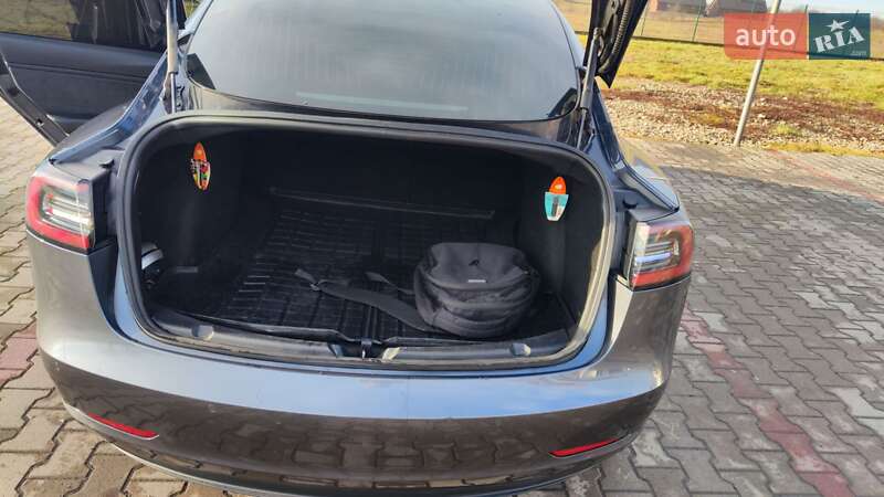 Седан Tesla Model 3 2019 в Тячеві