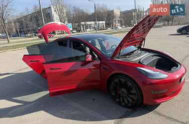 Седан Tesla Model 3 2022 в 