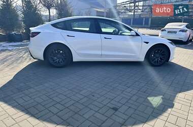 Седан Tesla Model 3 2023 в 