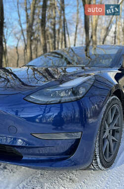Седан Tesla Model 3 2021 в 