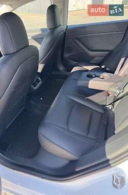 Седан Tesla Model 3 2022 в 