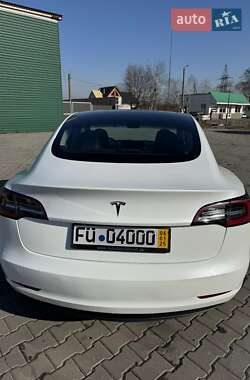 Седан Tesla Model 3 2022 в 