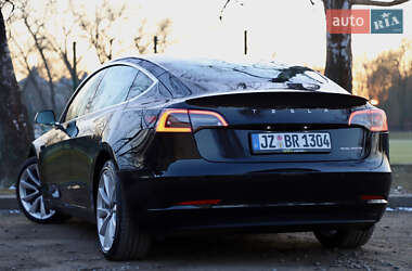 Седан Tesla Model 3 2020 в Дрогобичі