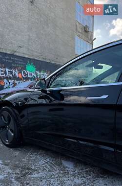 Седан Tesla Model 3 2019 в Львове