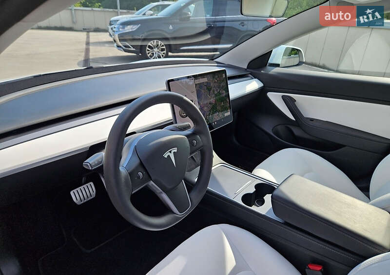 Седан Tesla Model 3 2021 в Киеве