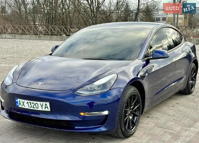 Седан Tesla Model 3 2022 в 