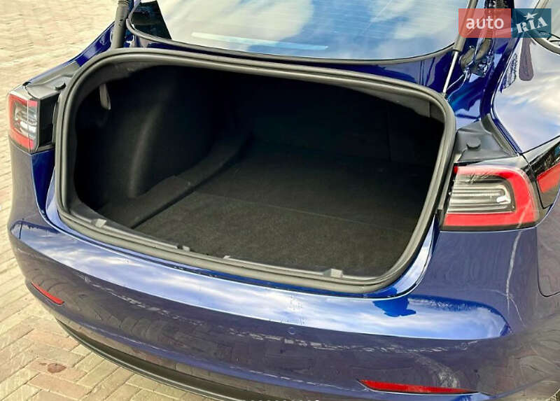 Седан Tesla Model 3 2022 в 