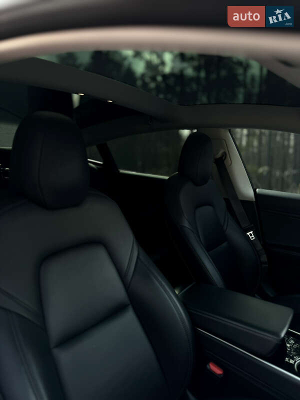 Седан Tesla Model 3 2018 в Житомире