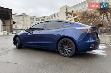 Седан Tesla Model 3 2022 в 