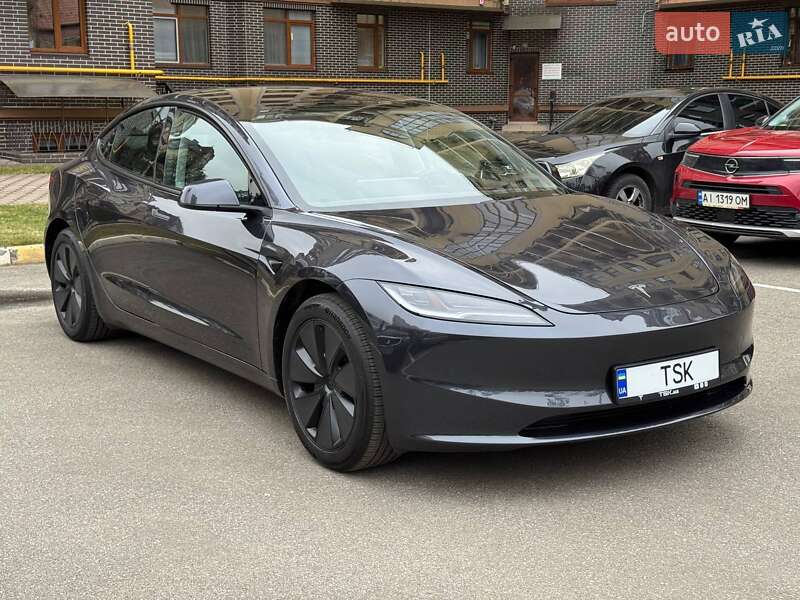 Седан Tesla Model 3 2024 в 