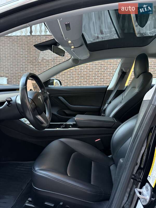 Седан Tesla Model 3 2019 в Киеве