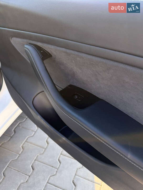 Седан Tesla Model 3 2020 в Луцке