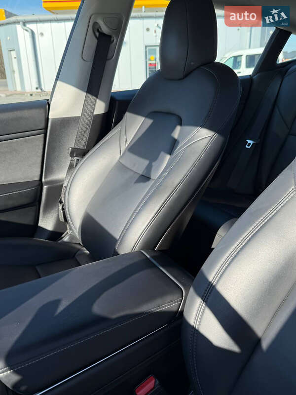 Седан Tesla Model 3 2020 в Луцке