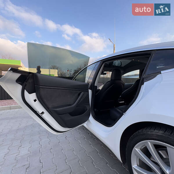 Седан Tesla Model 3 2018 в Одесі