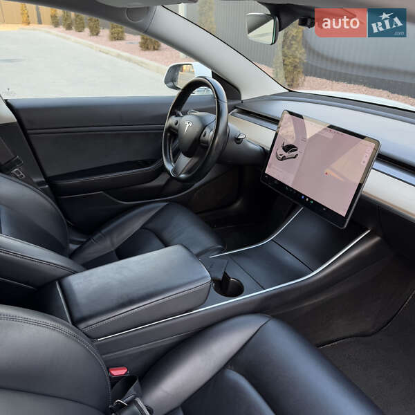 Седан Tesla Model 3 2018 в Одесі