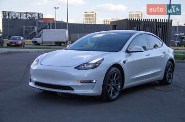 Седан Tesla Model 3 2021 в 