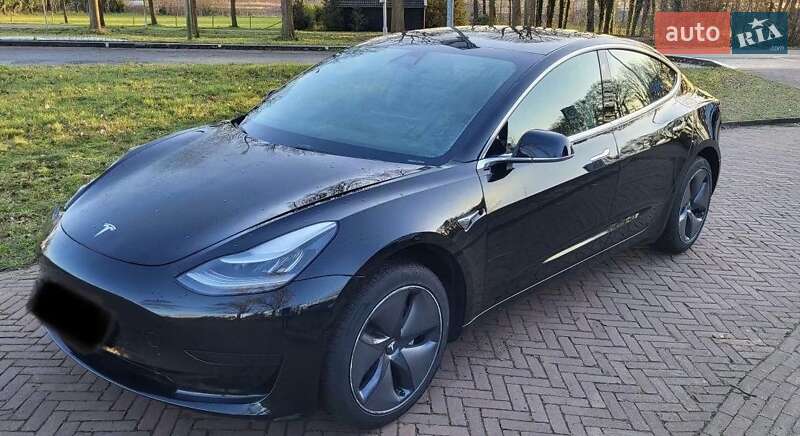 Седан Tesla Model 3 2020 в Ровно