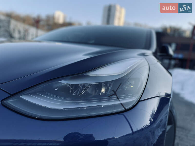 Седан Tesla Model 3 2021 в Киеве