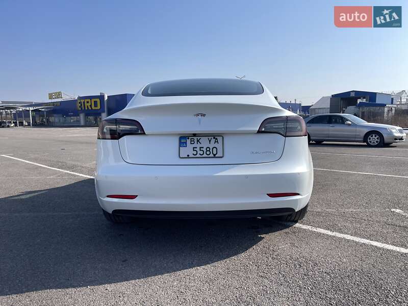 Седан Tesla Model 3 2022 в Ровно