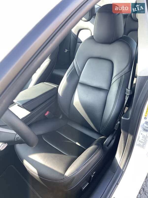 Седан Tesla Model 3 2022 в Ровно