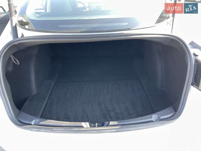 Седан Tesla Model 3 2022 в Ровно