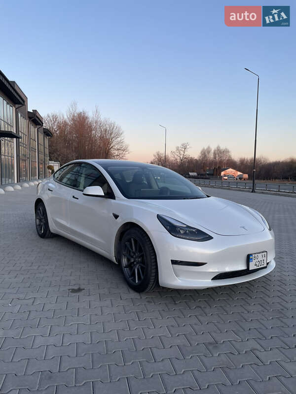 Седан Tesla Model 3 2023 в Тернополе
