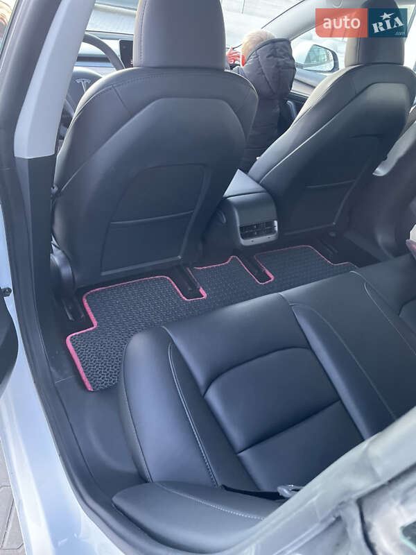 Седан Tesla Model 3 2023 в Тернополе