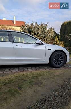 Седан Tesla Model 3 2022 в 
