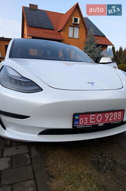 Седан Tesla Model 3 2022 в 