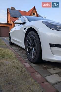 Седан Tesla Model 3 2022 в 