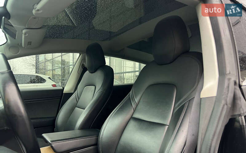 Седан Tesla Model 3 2019 в Івано-Франківську