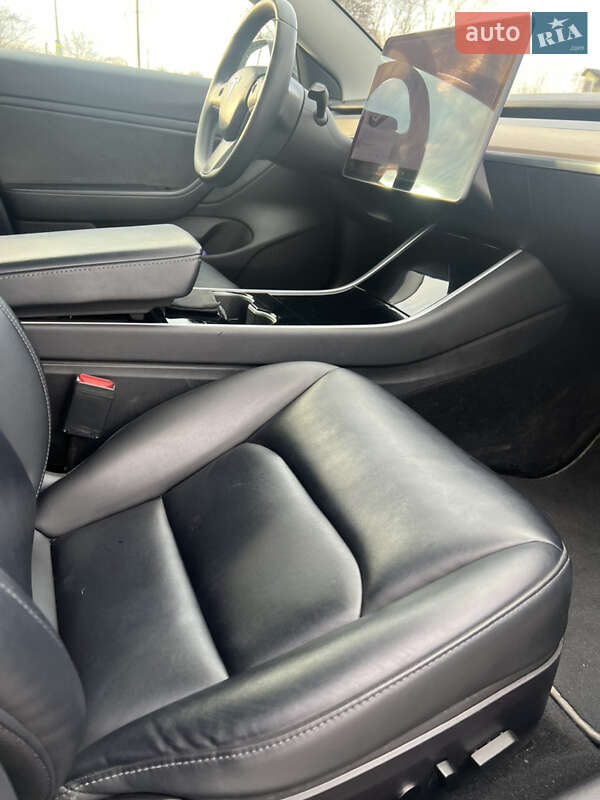 Седан Tesla Model 3 2019 в Львові