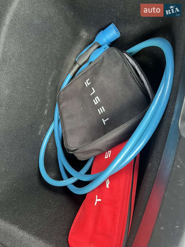 Седан Tesla Model 3 2019 в Львові