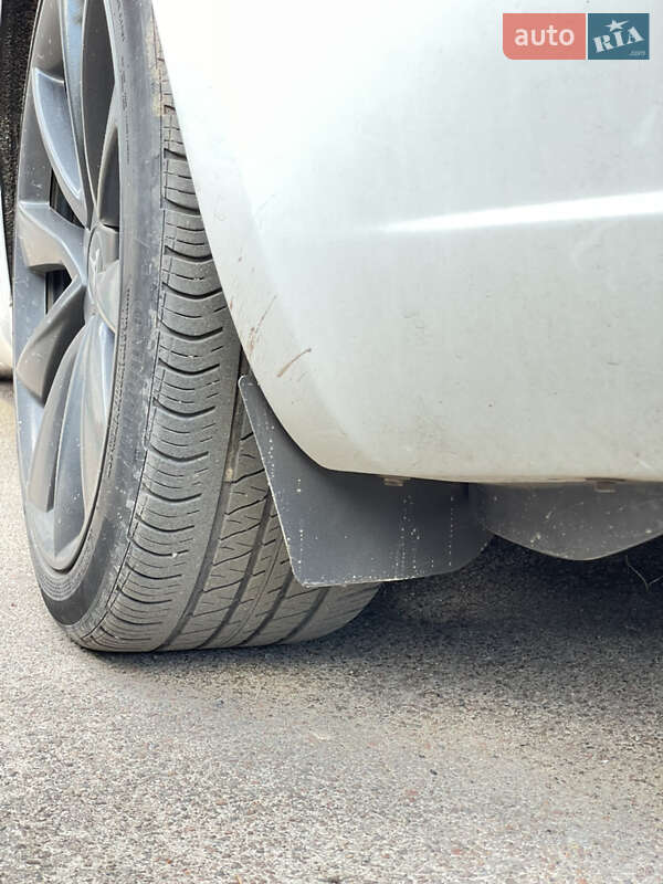 Седан Tesla Model 3 2019 в Чернигове