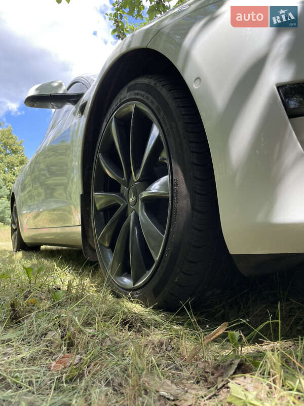 Седан Tesla Model 3 2019 в Чернигове